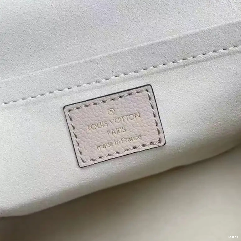 2302HT0046 Bag LV 0717